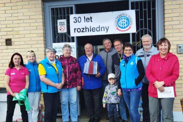 Rozhledna na Koz&aacute;kově již 30 let slouž&iacute; turistům