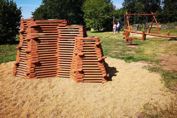 Dětské hřiště u Riegrovy chaty na Kozákově